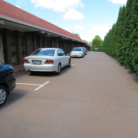 Beetham Park Motel parking2